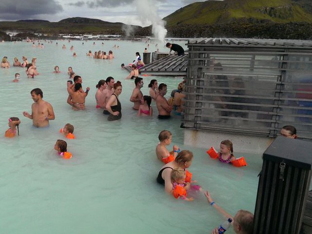 Suối địa nhiệt đẹp như tiên cảnh ở Iceland: đến rồi mới thấy chen chúc toàn người trần mắt thịt - Ảnh 6.
