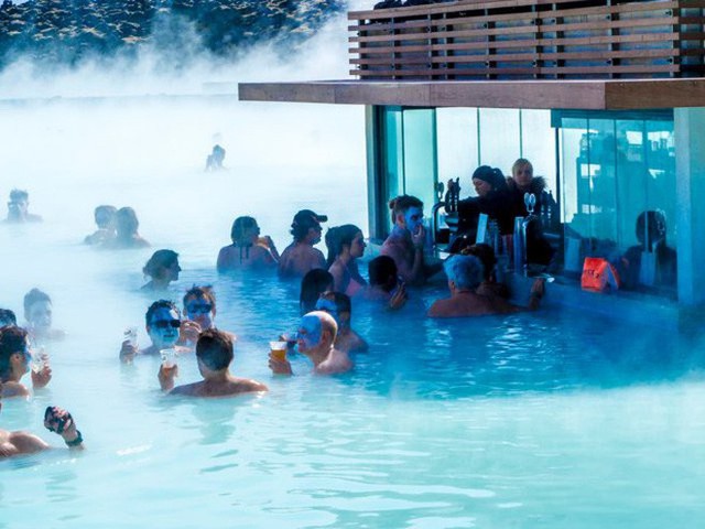 Suối địa nhiệt đẹp như tiên cảnh ở Iceland: đến rồi mới thấy chen chúc toàn người trần mắt thịt - Ảnh 6. Suối địa nhiệt đẹp như tiên cảnh ở Iceland: đến rồi mới thấy chen chúc toàn người trần mắt thịt - Ảnh 6.