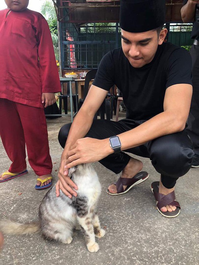 Chân dung bộ trưởng trẻ nhất châu Á: đẹp trai, mê mèo, thích Instagram và cũng phản ứng gắt trên mạng xã hội như ai - Ảnh 4.