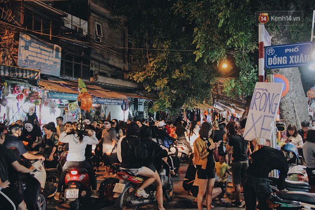 Hà Nội và Sài Gòn tràn ngập ma quỷ đêm Halloween: Từ cương thi, vô diện đến phù thủy tưng bừng xuống phố - Ảnh 1.
