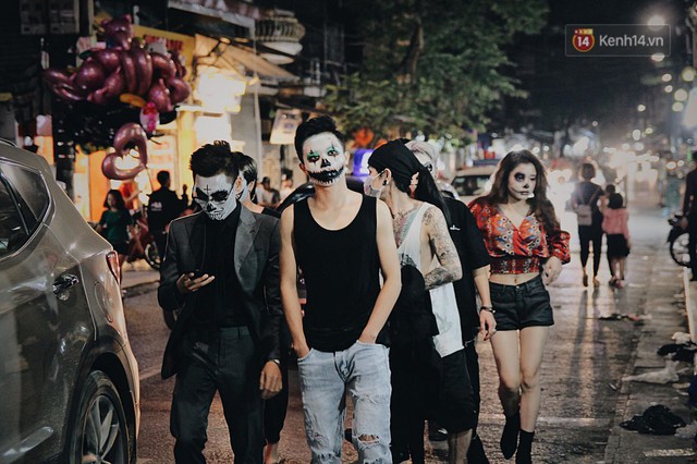 Hà Nội và Sài Gòn tràn ngập ma quỷ đêm Halloween: Từ cương thi, vô diện đến phù thủy tưng bừng xuống phố - Ảnh 2.