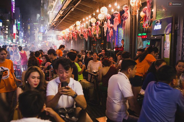 Hà Nội và Sài Gòn tràn ngập ma quỷ đêm Halloween: Từ cương thi, vô diện đến phù thủy tưng bừng xuống phố - Ảnh 23.