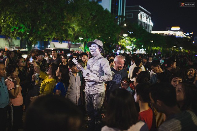 Hà Nội và Sài Gòn tràn ngập ma quỷ đêm Halloween: Từ cương thi, vô diện đến phù thủy tưng bừng xuống phố - Ảnh 26.