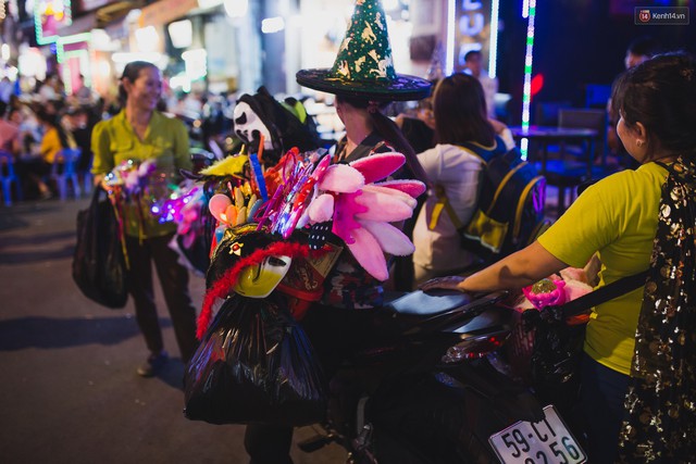 Hà Nội và Sài Gòn tràn ngập ma quỷ đêm Halloween: Từ cương thi, vô diện đến phù thủy tưng bừng xuống phố - Ảnh 29.