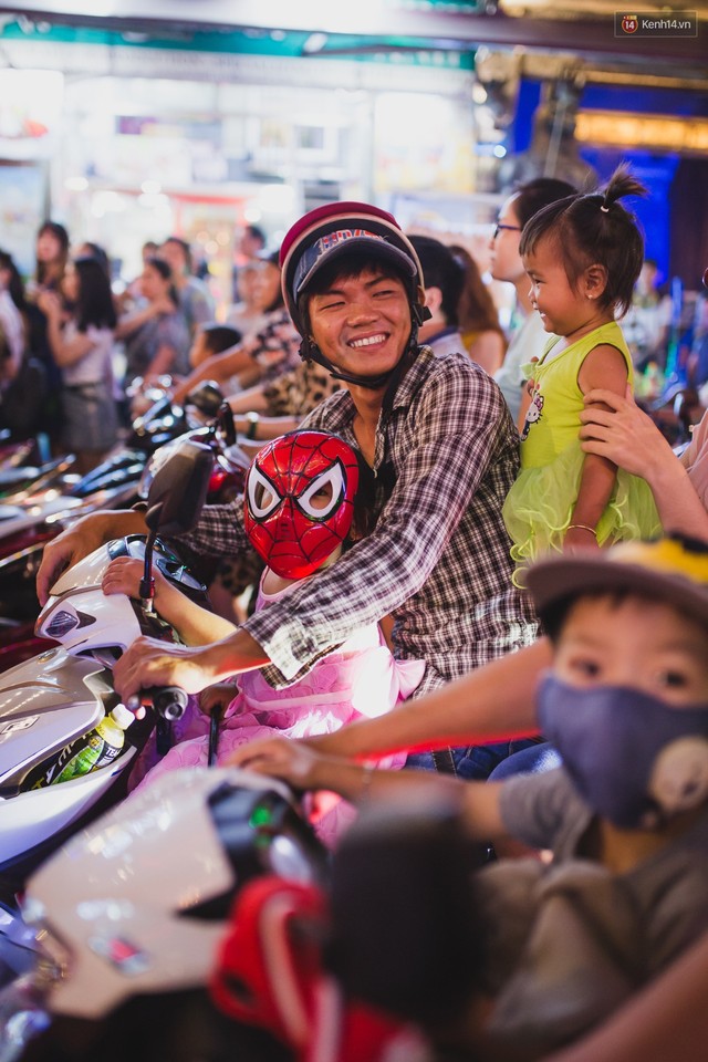 Hà Nội và Sài Gòn tràn ngập ma quỷ đêm Halloween: Từ cương thi, vô diện đến phù thủy tưng bừng xuống phố - Ảnh 30.