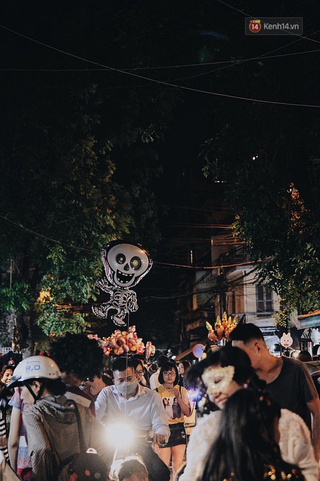 Hà Nội và Sài Gòn tràn ngập ma quỷ đêm Halloween: Từ cương thi, vô diện đến phù thủy tưng bừng xuống phố - Ảnh 6.