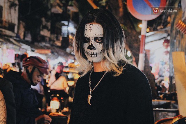 Hà Nội và Sài Gòn tràn ngập ma quỷ đêm Halloween: Từ cương thi, vô diện đến phù thủy tưng bừng xuống phố - Ảnh 9.