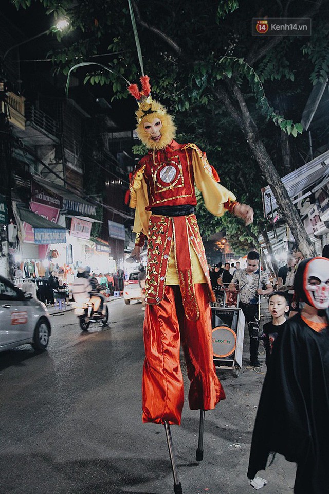 Hà Nội và Sài Gòn tràn ngập ma quỷ đêm Halloween: Từ cương thi, vô diện đến phù thủy tưng bừng xuống phố - Ảnh 12.