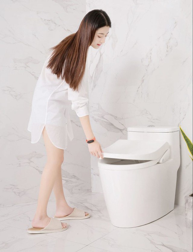 Toilet thông minh XiaoAi của Xiaomi: giá 187 USD, bệ ngồi vát 3D, tự cảnh báo nếu ngồi quá lâu, xả rửa phạm vi rộng hơn - Ảnh 1.