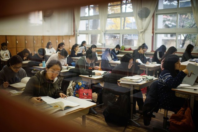Mặt tối đáng buồn đằng sau nền giáo dục tốt nhất thế giới của Hàn Quốc - Ảnh 2.