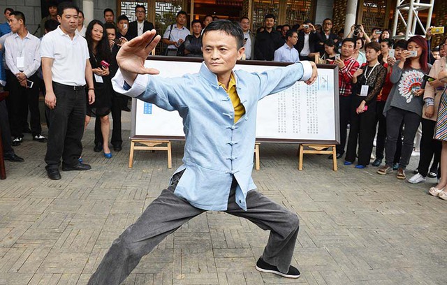 Không chỉ nhà buôn, người trẻ đi làm ở Trung Quốc giờ còn lập bàn thờ Jack Ma trong nhà như thờ Thần tài - Ảnh 1.