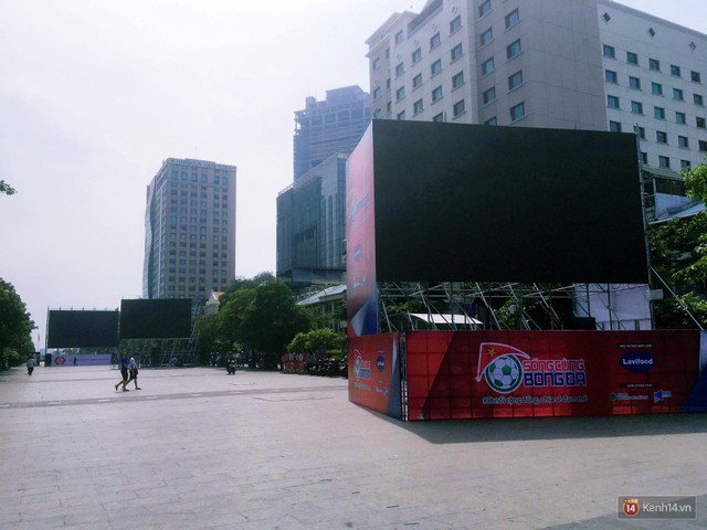 TP. HCM: 5 màn hình LED “khủng” trên Phố đi bộ Nguyễn Huệ đã sẵn sàng phục người dân xem đội tuyển Việt Nam tại AFF Cup - Ảnh 2.