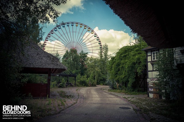 Spreepark: Từng là công viên giải trí hàng đầu nước Đức, lụn bại sau khi rơi vào tay trùm thuốc phiện rồi bị bỏ hoang suốt 16 năm qua - Ảnh 3.