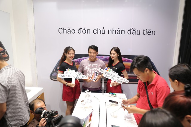 Những khách hàng sở hữu iPhone XS, XS Max chính hãng đầu tiên tại Việt Nam - Ảnh 1.