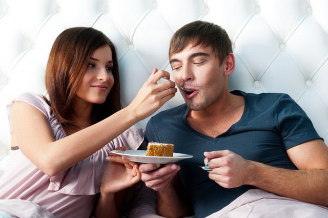 Khoa học cho thấy những cặp đôi yêu nhau thường hay tăng cân - Ảnh 2.