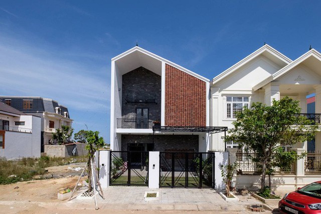 Ở đất Quảng Bình đầy nắng và gió vẫn xuất hiện ngôi nhà đẹp hoàn mỹ dù chỉ dùng gạch xây nhà để trang trí - Ảnh 1.