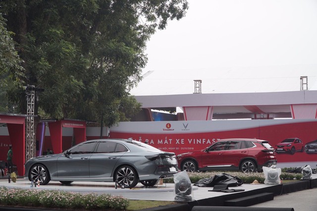 VinFast chính thức công bố giá xe: SUV 1,82 tỷ đồng, Sedan 1,37 tỷ đồng, Fadil 423 triệu đồng - Ảnh 2.