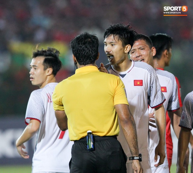Cậu út tuyển Việt Nam bất mãn, chỉ thẳng mặt trọng tài chính trận Myanmar vs Việt Nam - Ảnh 1.