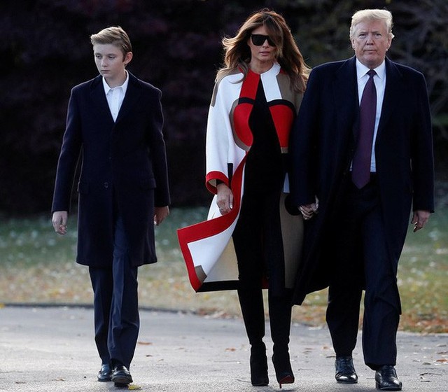 Con trai út tổng thống Trump gây sốt trên truyền thông vì vẻ đẹp trai lạnh lùng trong bức ảnh gia đình mới nhất - Ảnh 1.