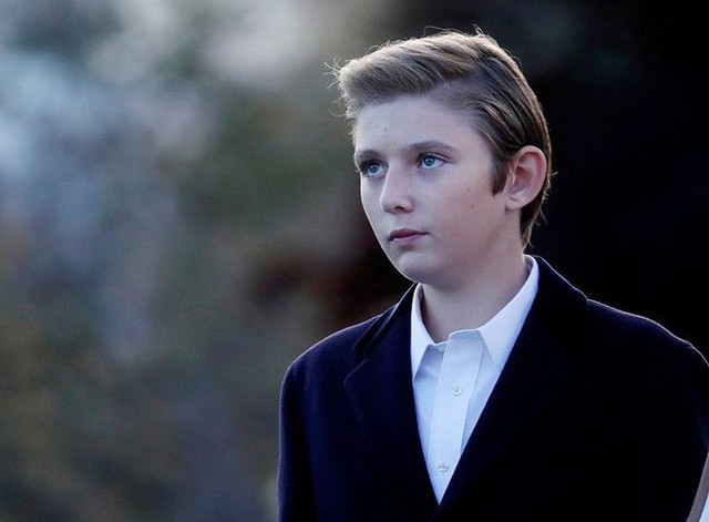 Con trai út tổng thống Trump gây sốt trên truyền thông vì vẻ đẹp trai lạnh lùng trong bức ảnh gia đình mới nhất - Ảnh 2.