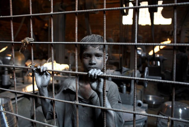 Ảnh: Câu chuyện đau lòng về những đứa trẻ phải “bán” tuổi thơ ở Bangladesh - Ảnh 13.