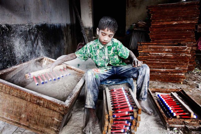 Ảnh: Câu chuyện đau lòng về những đứa trẻ phải “bán” tuổi thơ ở Bangladesh - Ảnh 14.