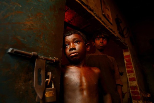 Ảnh: Câu chuyện đau lòng về những đứa trẻ phải “bán” tuổi thơ ở Bangladesh - Ảnh 17.