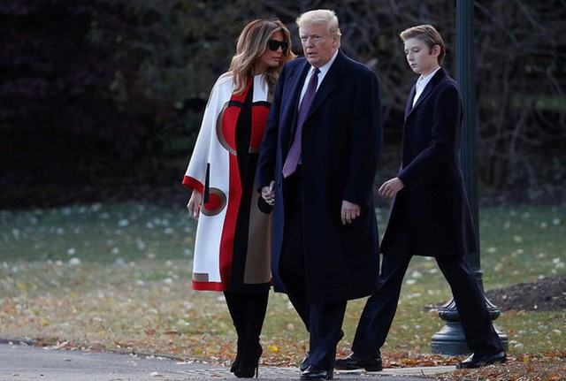 Con trai út tổng thống Trump gây sốt trên truyền thông vì vẻ đẹp trai lạnh lùng trong bức ảnh gia đình mới nhất - Ảnh 3.
