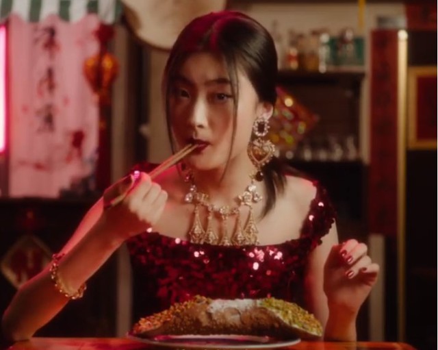Dolce & Gabbana bị tẩy chay trên mọi mặt trận ở Trung Quốc vì đưa một đôi đũa vào video quảng bá - Ảnh 2.