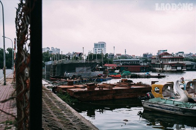 Bến du thuyền hồ Tây xa hoa một thời sao lại biến thành nghĩa địa hoang tàn thế này? - Ảnh 1. Bến du thuyền hồ Tây xa hoa một thời sao lại biến thành nghĩa địa hoang tàn thế này? - Ảnh 1.