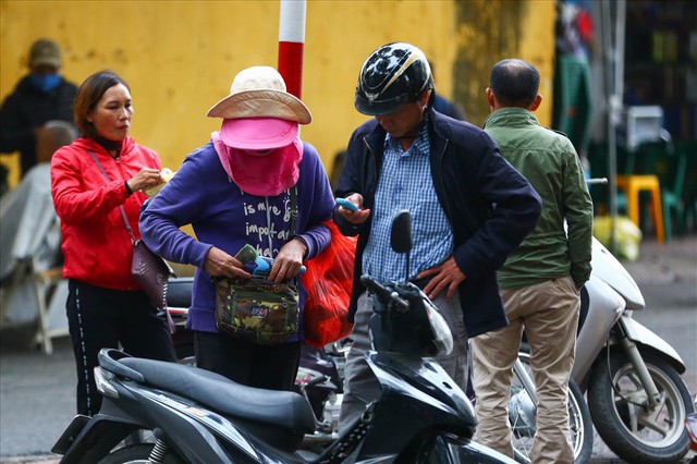 Vé chợ đen trận Việt Nam – Campuchia cao chót vót, khán giả vẫn chờ giờ G - Ảnh 1. Vé chợ đen trận Việt Nam – Campuchia cao chót vót, khán giả vẫn chờ giờ G - Ảnh 1.
