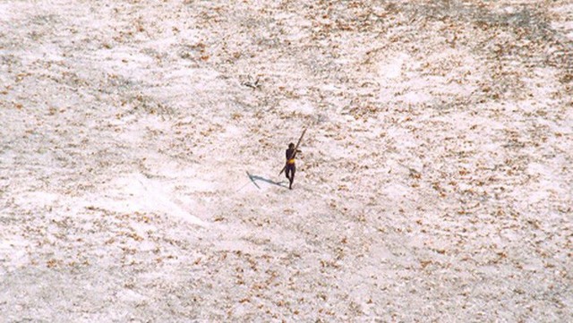 Sự thật bộ tộc bí ẩn thấy người lạ là giết trên hòn đảo cấm ở Ấn Độ - Ảnh 2.