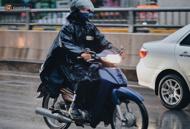 Chùm ảnh: Sau một đêm trở gió Hà Nội mưa lạnh xuống đến 17 độ C, người dân co ro ra đường - Ảnh 11.