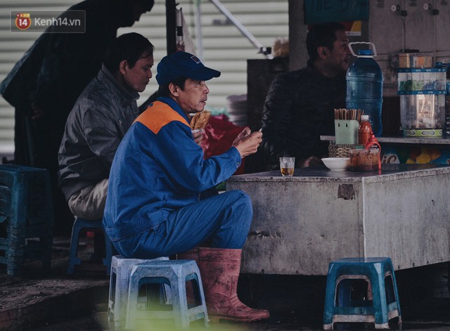 Chùm ảnh: Sau một đêm trở gió Hà Nội mưa lạnh xuống đến 17 độ C, người dân co ro ra đường - Ảnh 14.