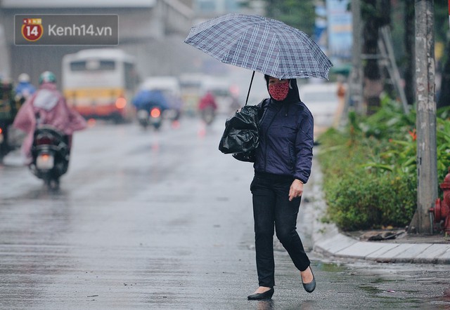 Chùm ảnh: Sau một đêm trở gió Hà Nội mưa lạnh xuống đến 17 độ C, người dân co ro ra đường - Ảnh 15.
