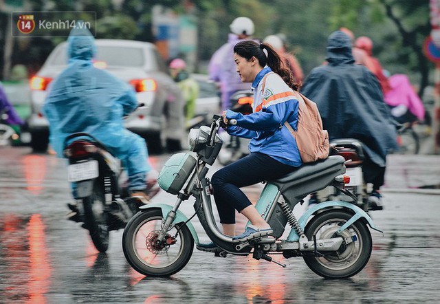 Chùm ảnh: Sau một đêm trở gió Hà Nội mưa lạnh xuống đến 17 độ C, người dân co ro ra đường - Ảnh 9.