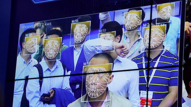 Hệ thống theo dõi người dân của Trung Quốc nhận diện nhầm khuôn mặt quảng cáo in trên xe buýt là người vi phạm giao thông - Ảnh 1.