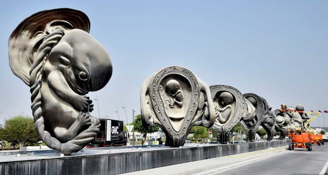 Qatar: 14 bức tượng khắc họa quá trình từ phôi thai đến trẻ sơ sinh bày nơi công cộng gây tranh cãi - Ảnh 1.