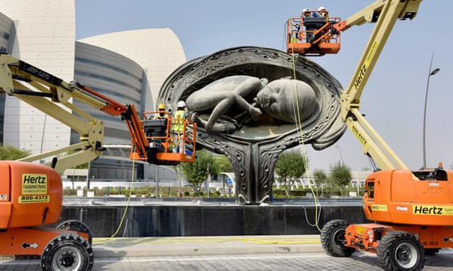 Qatar: 14 bức tượng khắc họa quá trình từ phôi thai đến trẻ sơ sinh bày nơi công cộng gây tranh cãi - Ảnh 2.