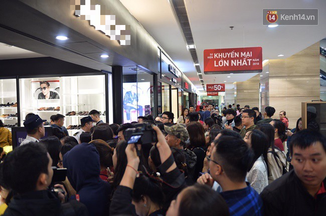 Vỡ trận ngày Black Friday ở TTTM Hà Nội: Hàng trăm người luồn lách qua khe cửa để mua hàng - Ảnh 1.