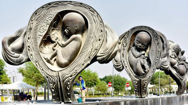 Qatar: 14 bức tượng khắc họa quá trình từ phôi thai đến trẻ sơ sinh bày nơi công cộng gây tranh cãi - Ảnh 3.
