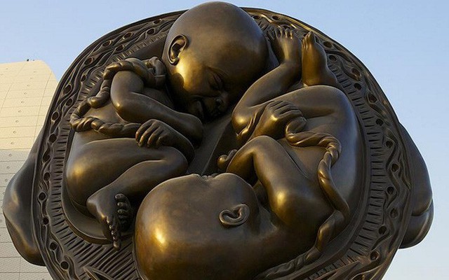 Qatar: 14 bức tượng khắc họa quá trình từ phôi thai đến trẻ sơ sinh bày nơi công cộng gây tranh cãi - Ảnh 4.
