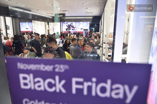 Vỡ trận ngày Black Friday ở TTTM Hà Nội: Hàng trăm người luồn lách qua khe cửa để mua hàng - Ảnh 4.