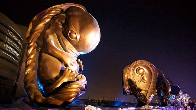 Qatar: 14 bức tượng khắc họa quá trình từ phôi thai đến trẻ sơ sinh bày nơi công cộng gây tranh cãi - Ảnh 5.