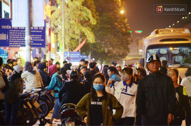 Tránh cảnh giành giật, người dân Hà Nội và Sài Gòn đã đổ xô săn hàng giảm giá trước ngày Black Friday - Ảnh 8.