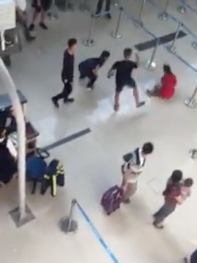 Clip sốc: Nữ nhân viên sân bay bị nhóm thanh niên tát vào mặt, đạp ngã xuống đất trước sự chứng kiến của nhiều người - Ảnh 4.