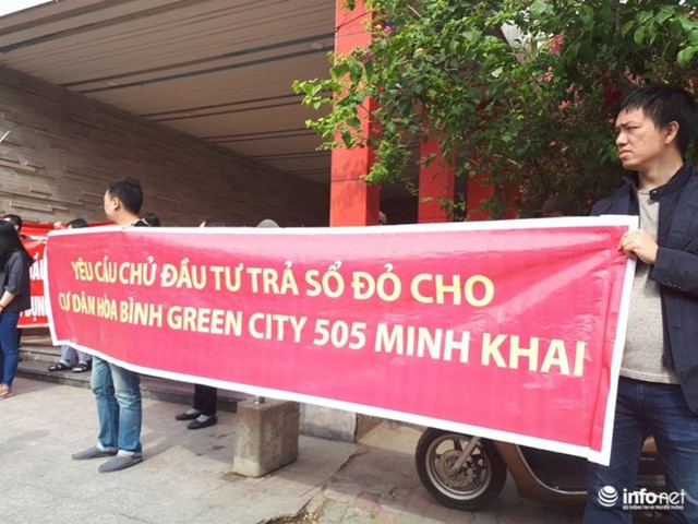 Ở 3 năm chưa có “sổ đỏ”, cư dân chung cư “6 sao” xuống 1 vài con phố đòi ích lợi - Ảnh 2. Ở 3 năm chưa có “sổ đỏ”, cư dân chung cư “6 sao” xuống 1 vài con phố đòi ích lợi - Ảnh 2.