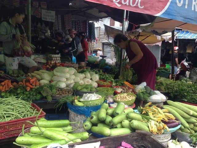 Giá thực phẩm tại HCM “nhảy vọt” sau bão số 9  - Ảnh 2.