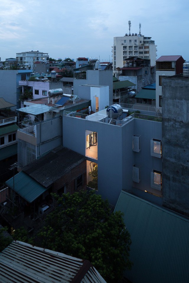Xây từ miếng đất nhiều nhược điểm, ngôi nhà 85m² ở Hà Nội này vẫn được trầm trồ khen vừa đẹp, vừa xanh - Ảnh 1.