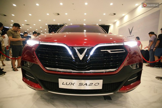 Sau màn ra mắt ấn tượng tại Hà Nội, VinFast tiếp tục thu hút hàng nghìn người dân tới tham quan và đặt mua tại Sài Gòn - Ảnh 14. Sau màn ra mắt ấn tượng tại Hà Nội, VinFast tiếp tục thu hút hàng nghìn người dân tới tham quan và đặt mua tại Sài Gòn - Ảnh 14.